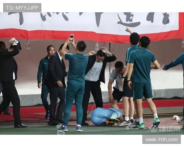 拉人犯规判罚标准详解：如何区分合理身体对抗与违规行为